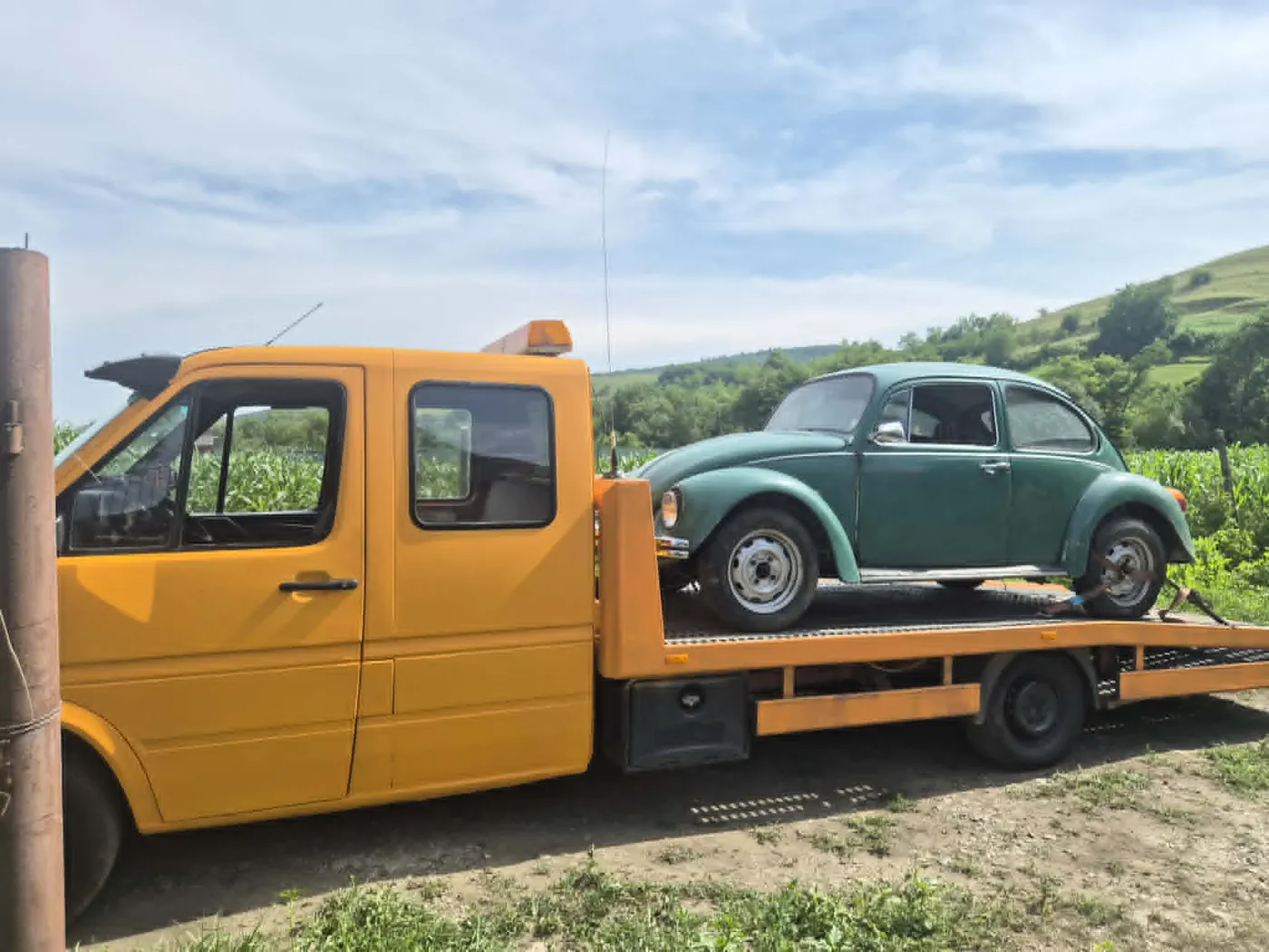Platformă de tractare auto ASI TRANS încărcând un autoturism în Târgu Mureș