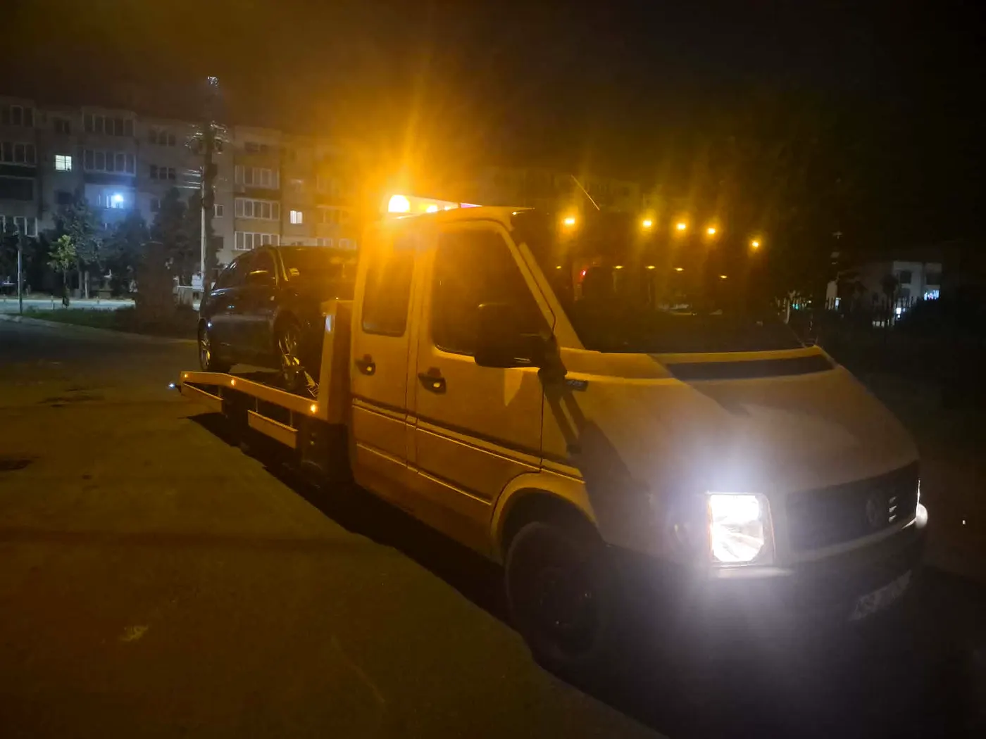 Tehnician ASI TRANS oferind asistență rutieră unui șofer pe marginea drumului